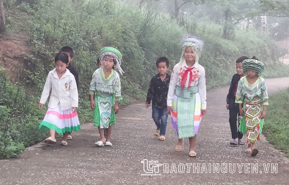 Đường bê tông đã về các xóm bản người Mông, trẻ em đến trường bớt cơ cực.