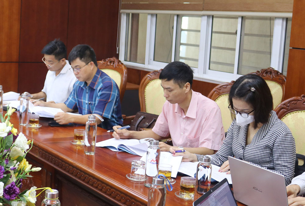  Cán bộ BHXH tỉnh Thái Nguyên kiểm tra việc chấp hành tham gia BHXH, BHTN tại Công ty Công nghiệp hóa chất mỏ Thái Nguyên.