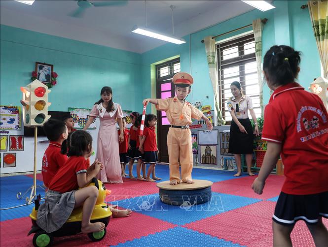 Cô giáo hướng dẫn các bé thực hành tham gia giao thông đúng quy định tại trường Mầm non Đa Mai, thành phố Bắc Giang. Ảnh minh họa