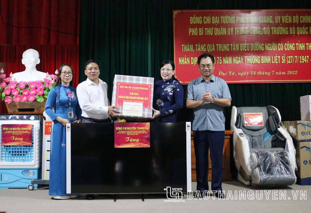  Các đồng chí lãnh đạo tỉnh tặng quà cho Trung tâm Điều dưỡng người có công tỉnh Thái Nguyên.