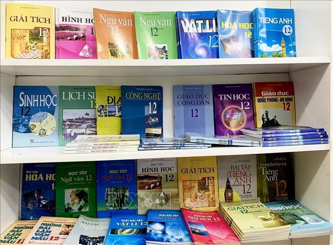  Sách giáo khoa bày bán trong một cửa hàng sách giáo khoa, đồ dùng cho học sinh.