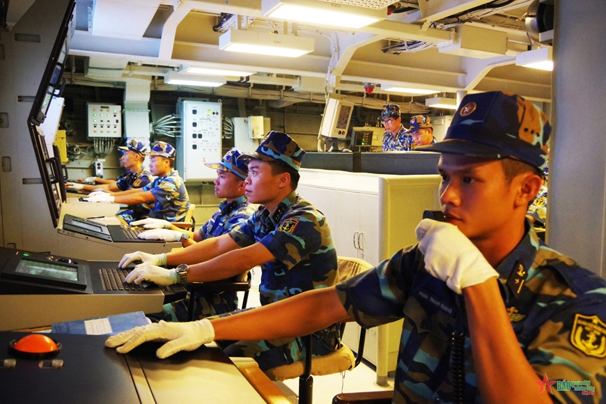  Tuổi trẻ Lữ đoàn 162 tích cực tham gia huấn luyện chiến đấu trên tàu.
