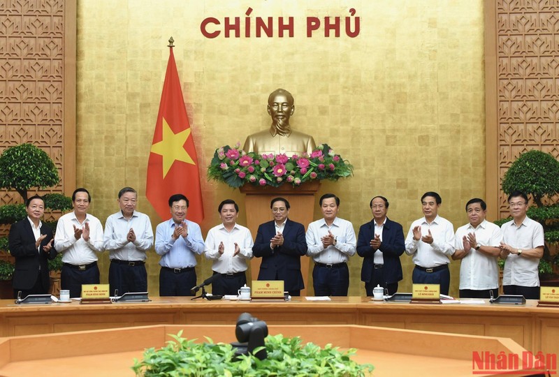  Chính phủ chúc mừng đồng chí Nguyễn Văn Thể, Ủy viên Trung ương Đảng, nguyên Bộ trưởng Giao thông vận tải, nhận nhiệm vụ mới.