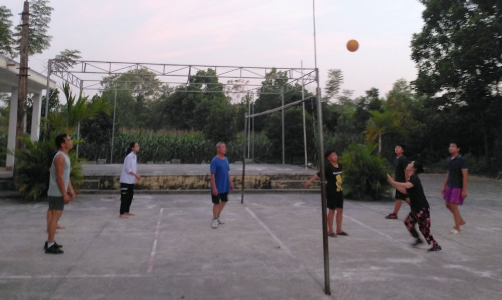 Người dân tổ dân phố Tân Thành 2, phường Đồng Bẩm (TP. Thái Nguyên), luyện tập môn bóng chuyền hơi.