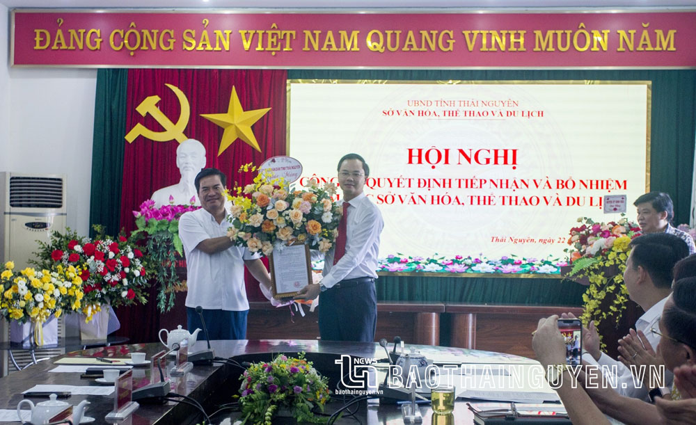  Đồng chí Phó Chủ tịch UBND tỉnh Lê Quang Tiến trao Quyết định và chúc mừng đồng chí Nguyễn Ngọc Tuân.