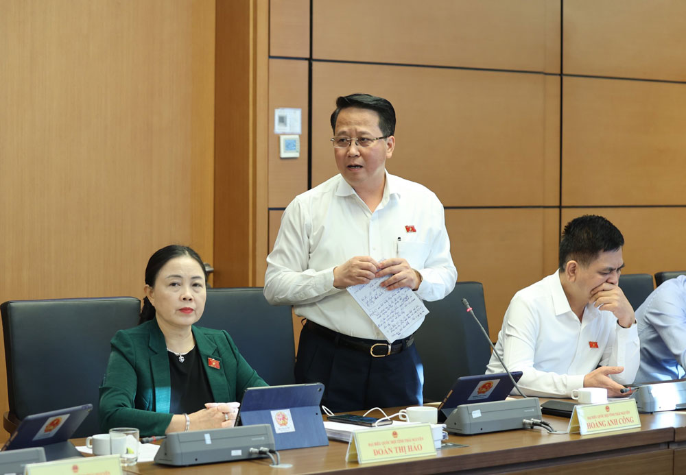 Các đại biểu Quốc hội tỉnh Thái Nguyên tại phiên thảo luận tổ chiều 1-11.