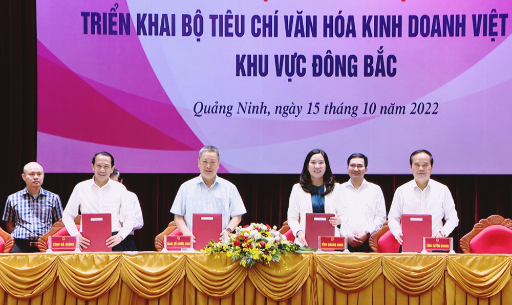  Ký kết Chương trình phối hợp triển khai Bộ tiêu chí Văn hóa kinh doanh Việt Nam. Ảnh: Minh Đức (Báo Quảng Ninh)