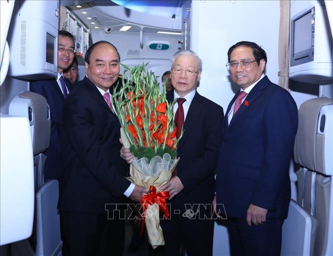  Chủ tịch nước Nguyễn Xuân Phúc, Thủ tướng Chính phủ Phạm Minh Chính tặng hoa Tổng Bí thư Nguyễn Phú Trọng.