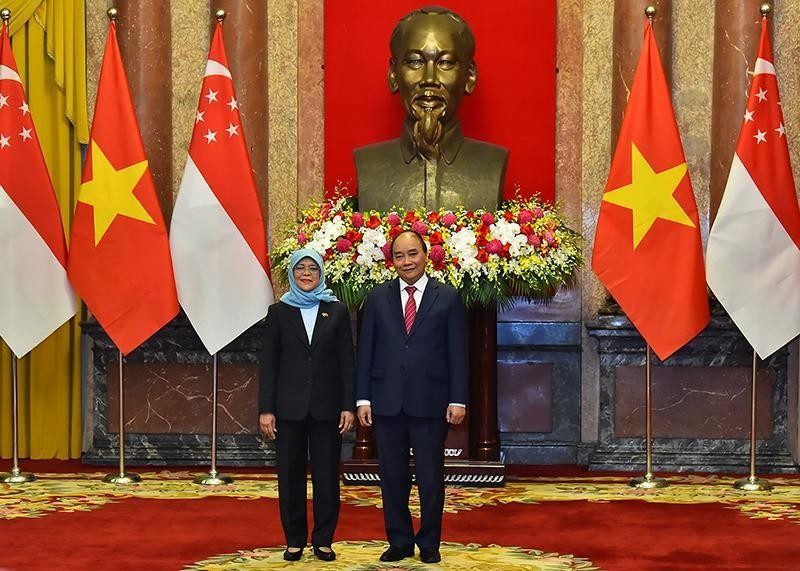 Chủ tịch nước Nguyễn Xuân Phúc và Tổng thống Singapore Halimah Yacob chụp ảnh chung tại Lễ đón.