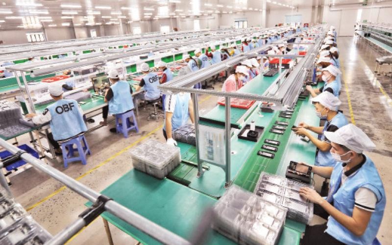 Dây chuyền sản xuất linh kiện điện tử tại Công ty cổ phần Sun Tech ở Cụm công nghiệp Thanh Vân, tỉnh Bắc Giang.