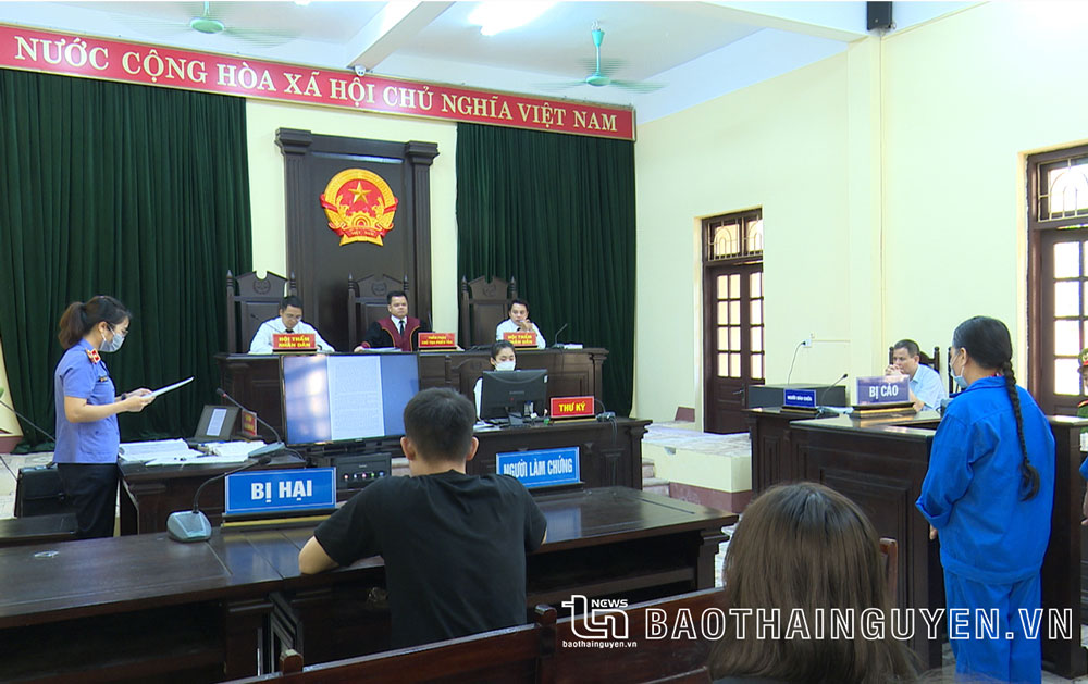  Một phiên tòa do Tòa án nhân dân huyện Đồng Hỷ xét xử có trình chiếu hình ảnh.