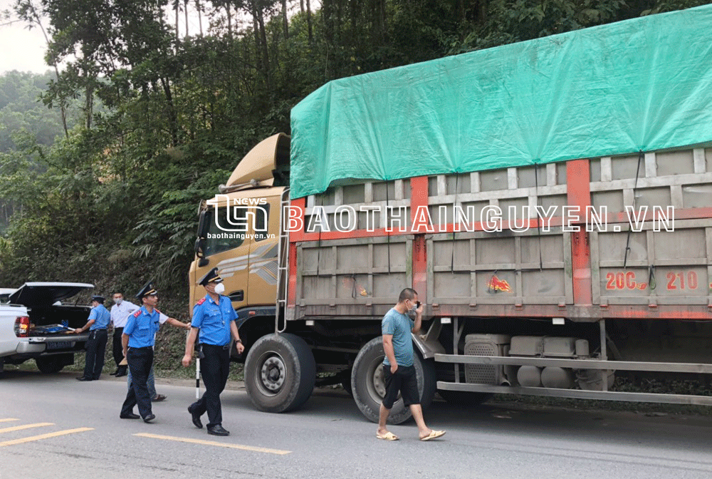  Thanh tra Sở Giao thông Vận tải và Chi cục Quản lý đường bộ I.4 kiểm tra xe tải có dấu hiệu vi phạm. Ảnh T.L