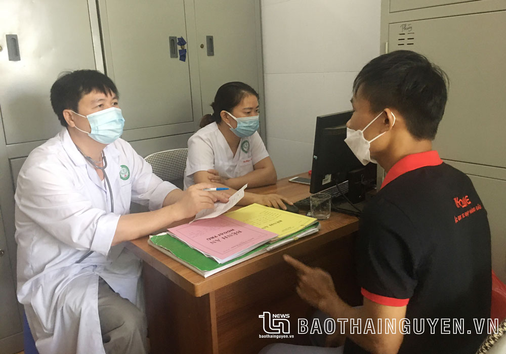 Bác sĩ Trung tâm Y tế TP. Thái Nguyên khám, điều trị cho người nhiễm HIV.