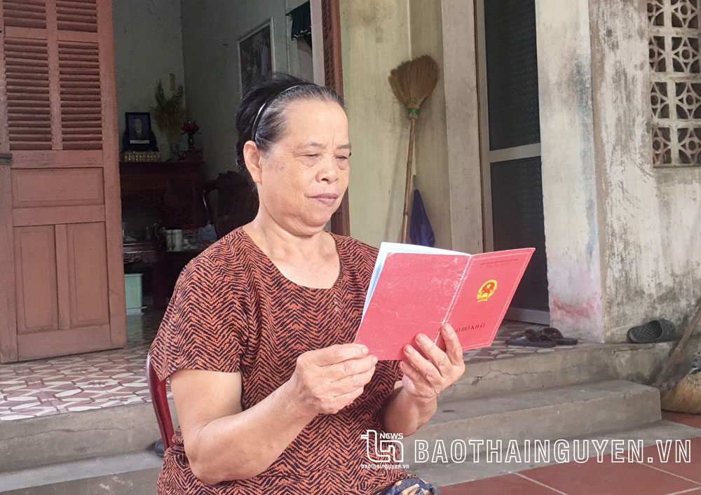 Bà Đàm Thị Hằng (ở tổ 8, phường Hoàng Văn Thụ, TP. Thái Nguyên) và cuốn sổ hộ khẩu đã một thời gắn bó.