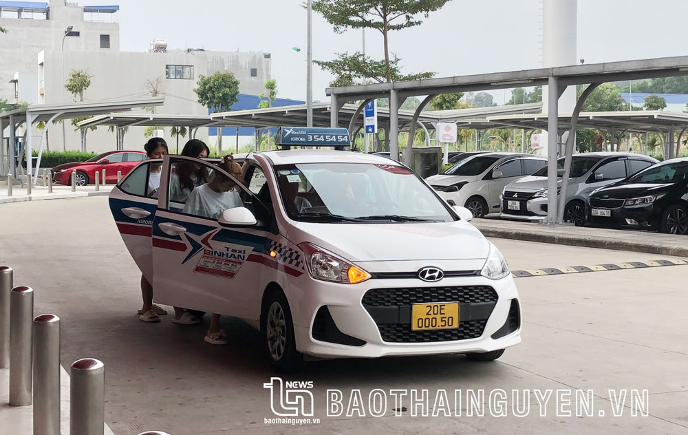  Khi giá xăng giảm, từ ngày 17-8, hãng taxi Bình An giảm giá cước.