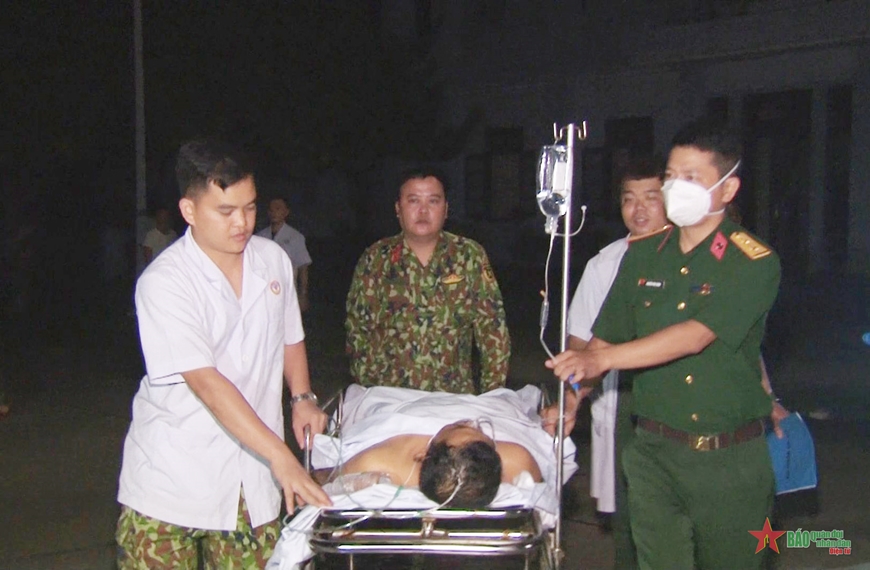 Ê kíp bác sĩ Bệnh viện Quân y 175 đón bệnh nhân ở đảo Trường Sa để đưa lên trực thăng.