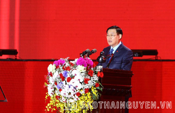  Chủ tịch Quốc hội Vương Đình Huệ phát biểu tại Lễ công bố thành lập TP. Phổ Yên, tối 9-10.