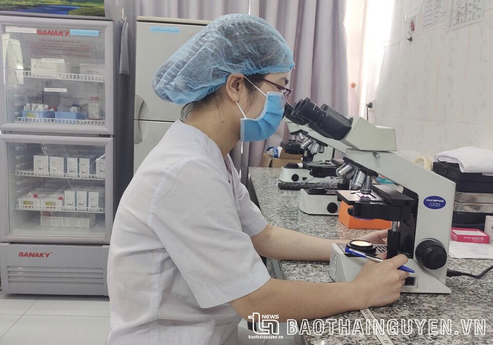 Cán bộ Bệnh viện Phổi Thái Nguyên soi tiêu bản xét nghiệm tìm vi khuẩn lao.