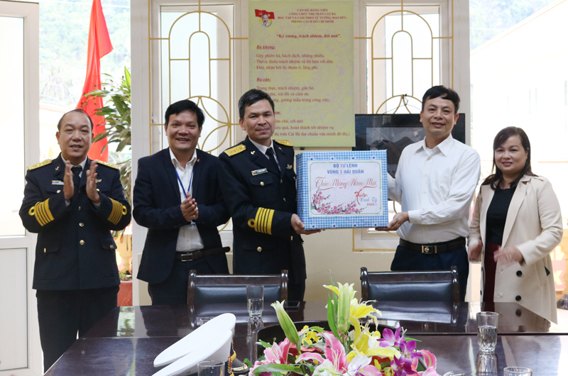   Đoàn Công tác thăm, chúc tết, tặng quà tại UBND Thị trấn Cát Bà, huyện Cát Hải, T.P Hải Phòng.