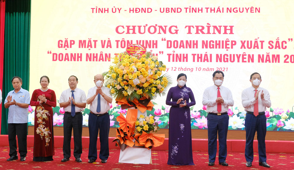  Thường trực Tỉnh ủy tặng hoa chúc mừng đại diện các hội, hiệp hội DN tại Chương trình.
