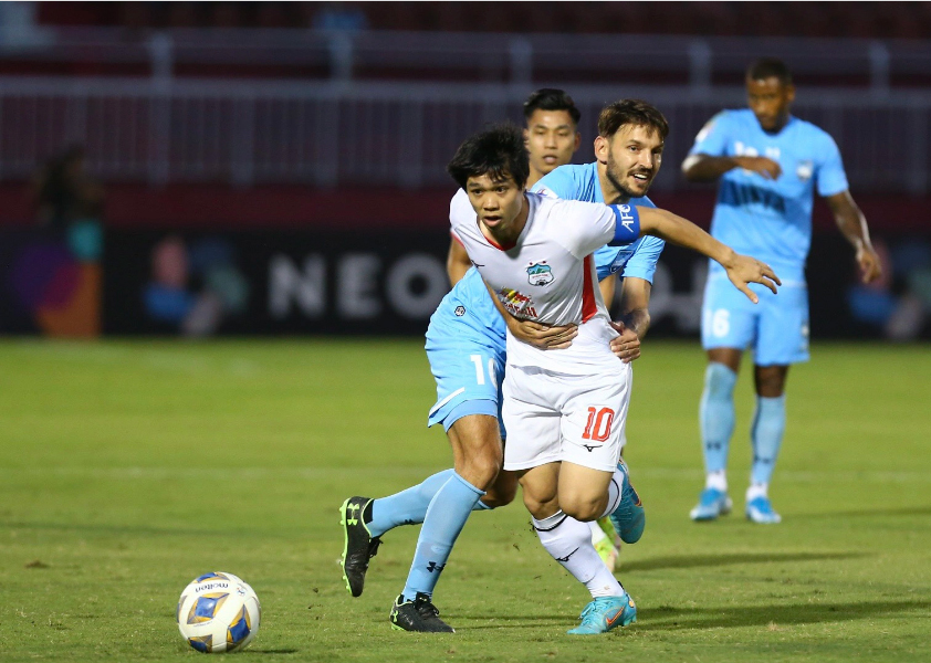   Pha tranh bóng của các cầu thủ Hoàng Anh Gia Lai (áo trắng) và Sydney FC. Ảnh: Y Kiện