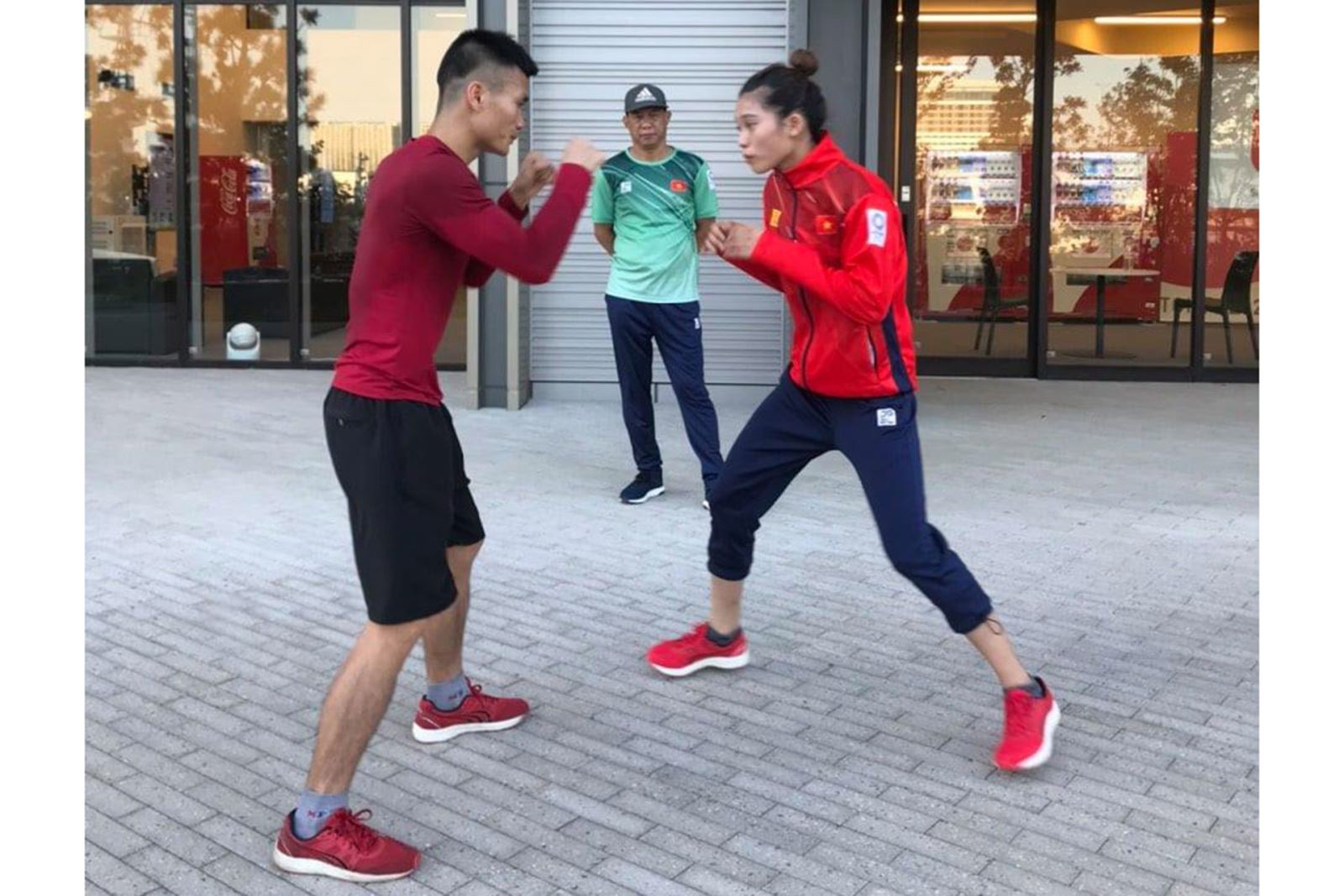  Các vận động viên Boxing tranh thủ tập ngay ngoài trời.