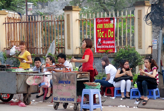 Các quán ăn lưu động trước cổng Trường Đại học Công nghệ thông tin và Truyền thông Thái Nguyên thu hút rất đông thực khách, chủ yếu là sinh viên.