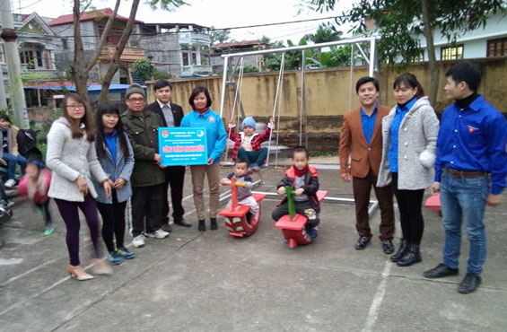  Lưu Thị Thùy Linh (đứng thứ 5 từ trái sang) cùng các bạn đoàn viên bàn giao công trình thanh liên là khu vui chơi cho thiếu nhi Tổ 14, phường Tân Thịnh.