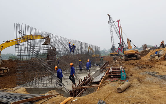  Các đơn vị thi công đang đẩy nhanh tiến độ thực hiện dự án thành phần thuộc Đề án xây dựng cấp bách hệ thống chống lũ lụt sông Cầu kết hợp hoàn thiện hạ tầng đô thị hai bên bờ sông, T.P Thái Nguyên.