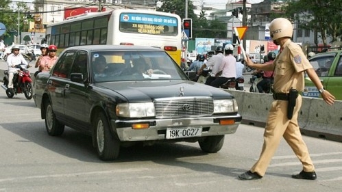   Điều khiển xe ô tô lạng lách, đánh võng và không chấp hành hiệu lệnh dừng xe sẽ bị phạt từ 18-20 triệu đồng. (Ảnh minh họa).