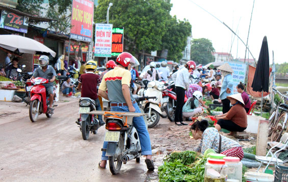  Tình trạng lấn chiếm lòng, lề đường để bán hàng diễn ra thường xuyên tại đường Bến Oánh; khu vực đầu cầu Mây thuộc xã Xuân Phương, Phú Bình.