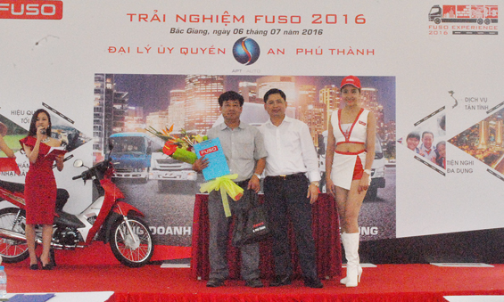  Ông Trần Văn Đường (phải) – Tổng Giám Đốc FUSO An Phú Thành trao quà cho khách hàng.