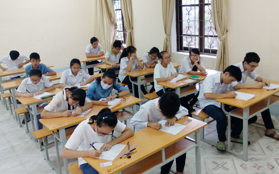  Thí sinh trong giờ thi môn văn tại Trường THPT Chuyên Thái Nguyên. Ảnh: Vũ Công.