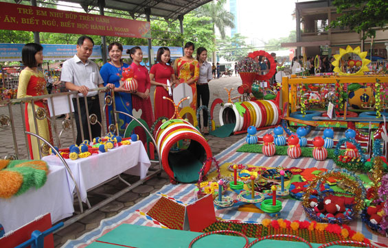  Chị Nguyễn Thị Loan (thứ 3 từ trái sang) cùng các thành viên Ban giám khảo Hội thi giáo viên sáng tạo làm đồ chơi, đồ dùng dạy học.