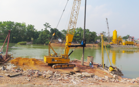  Cầu Bến Tượng nối hai bờ sông Cầu đang được thi công.