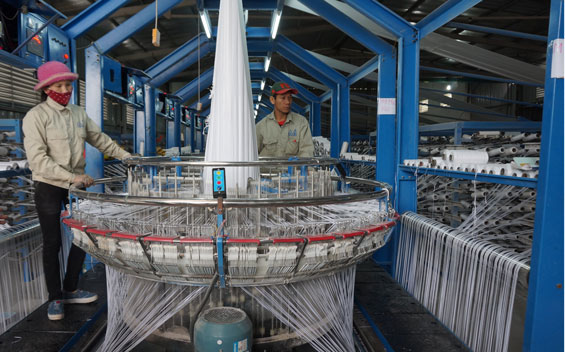  Nhờ thực hiện tốt công tác giải phóng mặt bằng, đến nay, thị xã Phổ Yên đã thu hút được nhiều dự án đầu tư vào địa bàn. Trong ảnh: Dây chuyền sản xuất vỏ bao nông sản của Công ty CP Hà Anh.