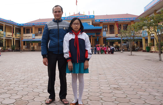  Em Trần Thị Quỳnh, học sinh lớp 5D Hân cùng thầy giáo Tổng phụ trách Trường Tiểu học Nguyễn Viết Xuân (T.P Thái Nguyên).