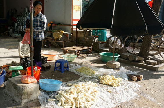 Quầy bán măng vắng khách do thông tin phát hiện chất vàng ô gây ung thư trong nhiều mẫu măng ở các địa phương khác