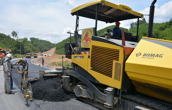  Tập trung nhân lực và vật tư, máy móc, bảo đảm rải bê tông nhựa đúng tiến độ.