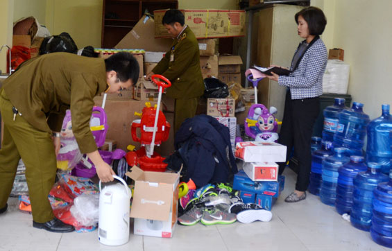  Đội Quản lý thị trường T.X Phổ Yên kiểm kê số lượng hàng hóa thu giữ được tại kho.