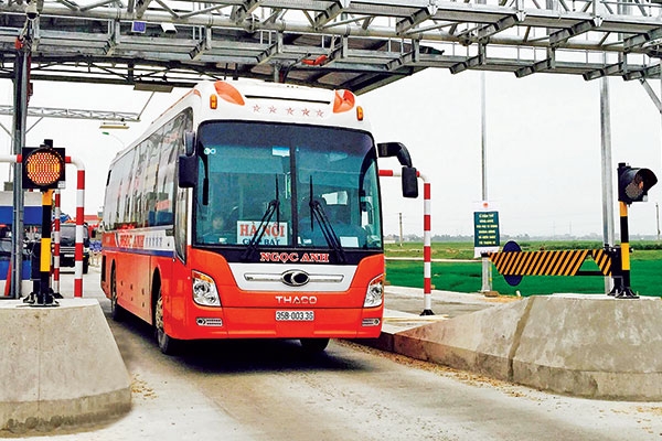  Bộ GTVT đang đẩy nhanh việc thu phí tự động nhằm chống thất thu, đồng thời làm hài lòng người dân (Trong ảnh: Trạm thu phí không dừng Km 604 + 700 QL1, Quảng Bình).