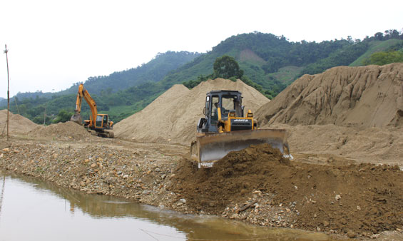  Công ty TNHH Anh Thắng tiến hành gia cố bể lắng bùn thải và di chuyển ụ cát tại khu vực suối Nhâu, xã Liên Minh (Võ Nhai) để bảo đảm an toàn cho nhân dân địa phương trước nguy cơ xảy ra lũ quét trong mùa mưa bão năm nay.