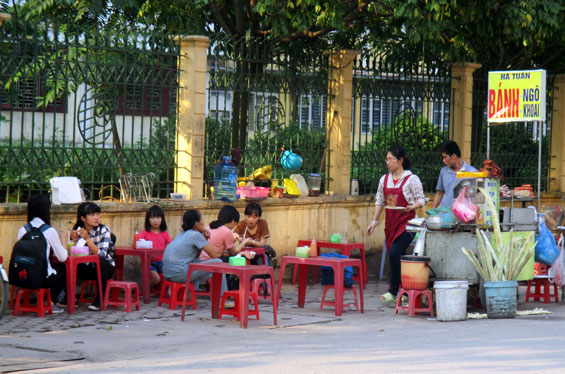 Thức ăn đường phố tiềm ẩn nguy cơ mất an toàn vệ sinh thực phẩm. Ảnh: Nguyễn Huyền