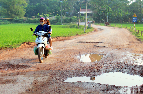  Dọc tỉnh lộ 269C có nhiều đoạn xuất hiện những ổ gà, ổ trâu gây khó khăn cho người tham gia giao thông. Ảnh: Đoạn đường qua xóm Thượng, xã Bảo Lý, huyện Phú Bình.