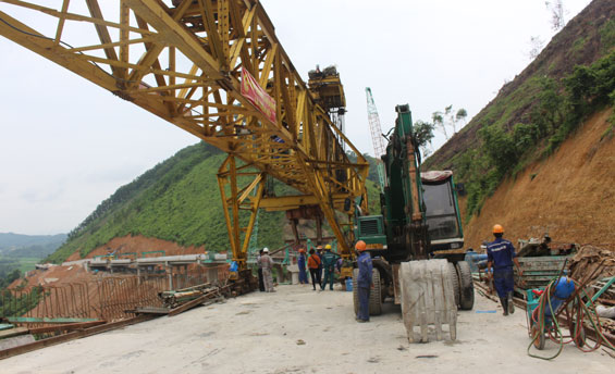  Thi công cụm cầu cạn của Dự án.