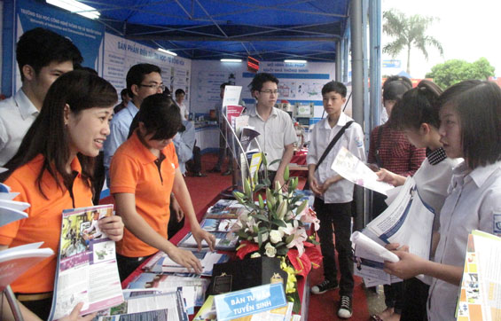  Các trường thuộc ĐHTN bắt đầu chương trình tư vấn tuyển sinh tại các trương THPT trên địa bàn tỉnh Thái Nguyên. Trong ảnh: Trường Đại học Công nghệ Thông tin và Truyền thông tổ chức tư vấn tuyển sinh cho học sinh khu vực T.P Thái Nguyên.