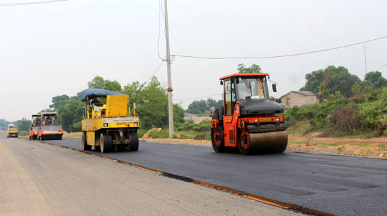  Dự án đầu tư xây dựng tuyến đường Thái Nguyên - Chợ Mới (Bắc Kạn) đang trong quá trình hoàn thiện, dự kiến sẽ thông xe vào tháng 1-2017. Trong ảnh: Trải thảm nhựa đoạn đường qua xã Sơn Cẩm (Phú Lương).