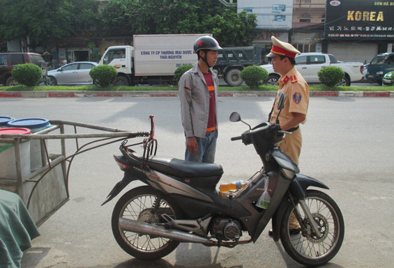  Đội Cảnh sát giao thông, Công an T.P Thái Nguyên kiểm tra, xử lý người điều khiển phương tiện vi phạm các quy định về an toàn giao thông.