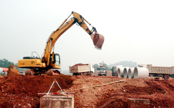 Các đơn vị thi công đang hoàn thiện nốt hơn 10% khối lượng đào đắp nền đường còn lại của Dự án.