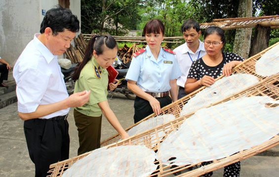  Đoàn kiểm tra liên ngành VSATTP của tỉnh kiểm tra tại cơ sở sản xuất mì gạo của gia đình ông Vũ Văn Cường, xóm Nản, thị trấn Chợ Chu (Định Hóa)